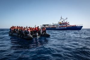 I libici attaccano la nave dell’ONG Lifeline