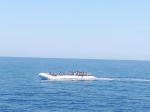 La motovedetta Ras el Jadir 648 spara su un gommone. Rgowans manipola il video