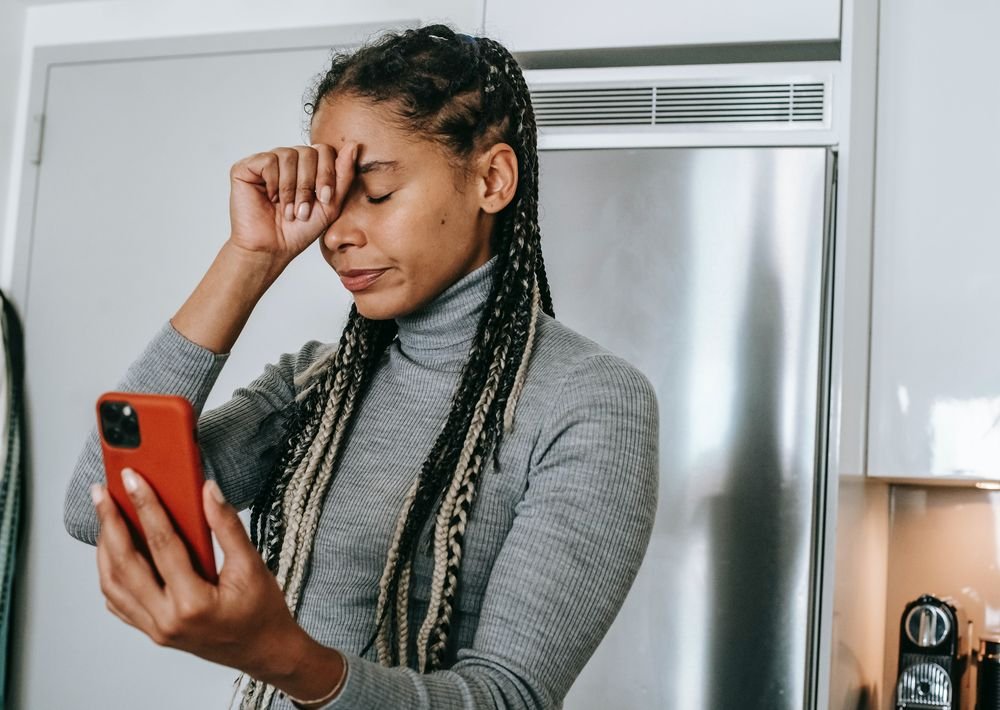 Scopri di più sull'articolo Molestie telefoniche: quando il falso operatore diventa un persecutore.