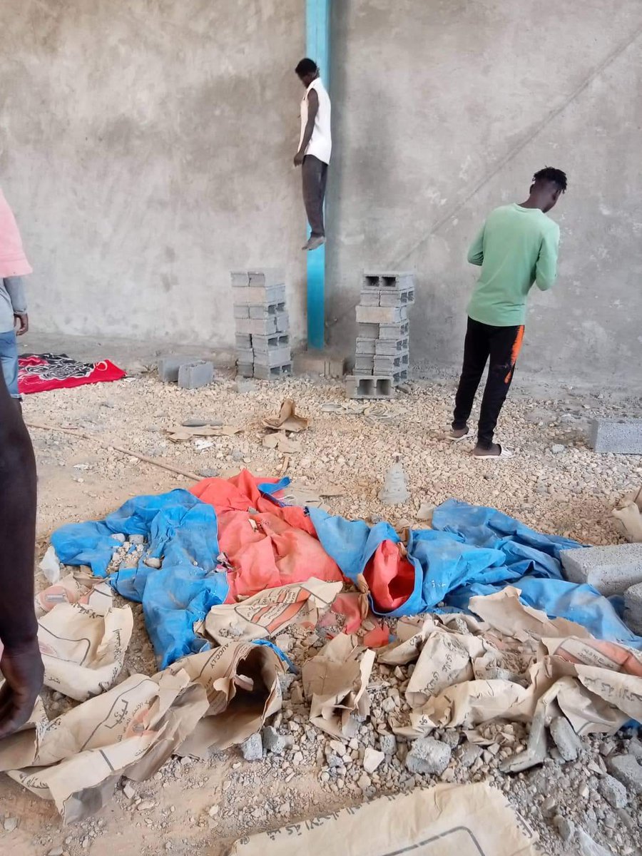 Scopri di più sull'articolo Ecco la foto del rifugiato impiccato nel lager libico rimossa da Twitter.